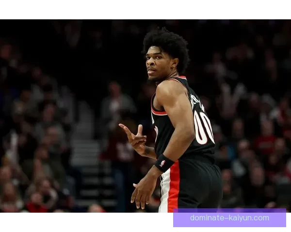 亨德森在本赛季球队中的表现稳健，展现出卓越的贡献能力。